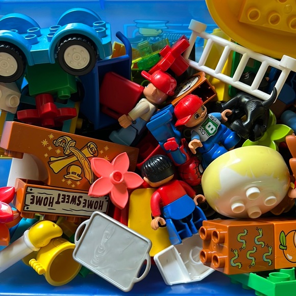 Lego Duplo Building Blocks 100 piece Surprise Box - Picture 1 of 3